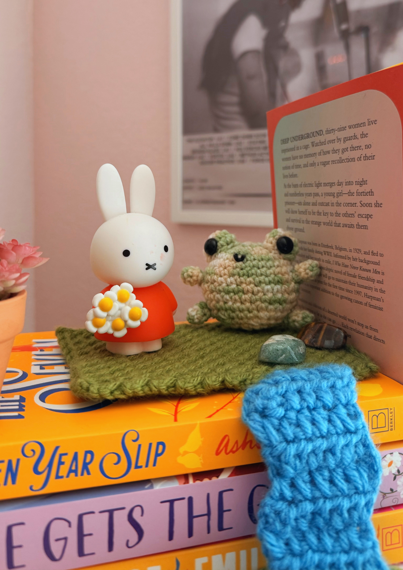 Book Nook Display Crochet Pattern